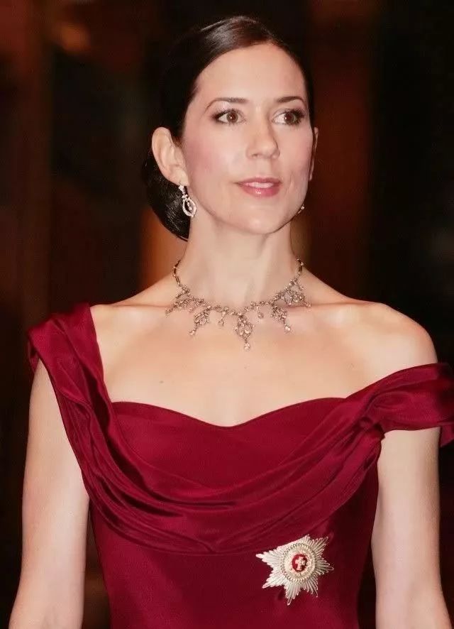 王冠or项链王室出席重要活动和普通人有什么