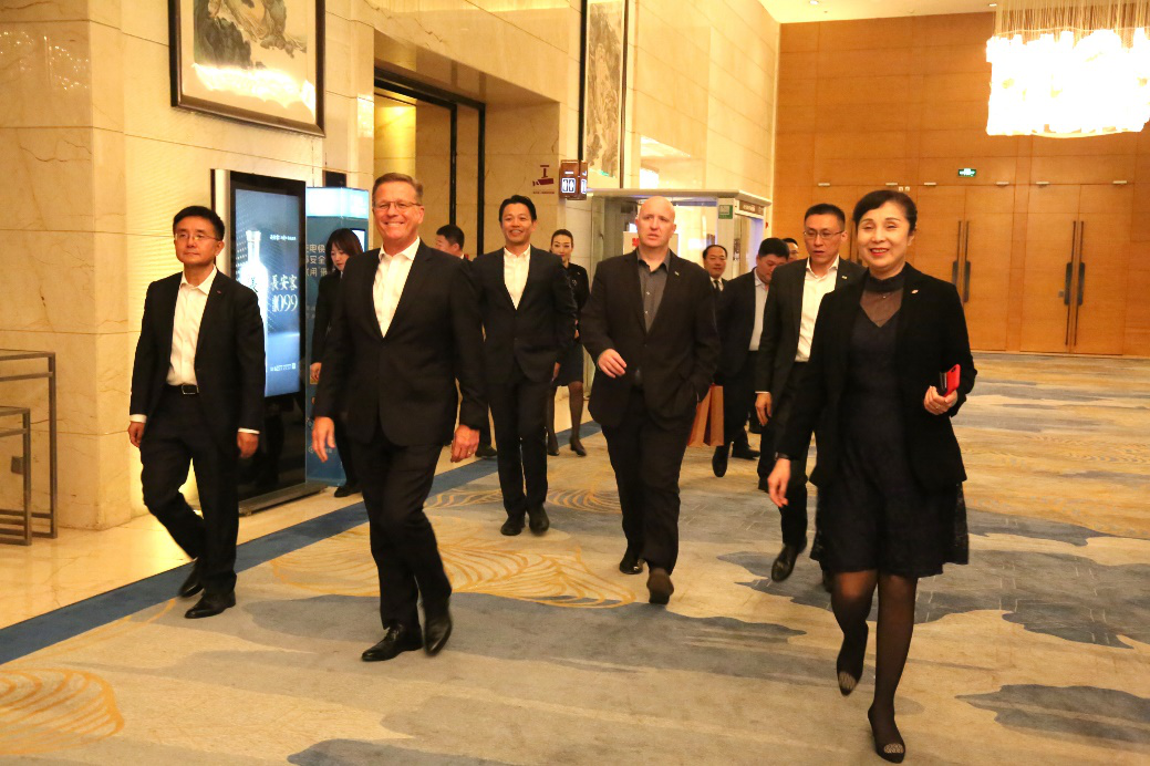 集团董事长袁小宁与洲际酒店集团大中华区首席执行官周卓瓴亲切会谈