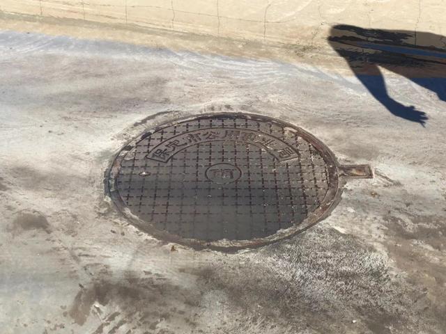 保定一路段4个下水井冒水近两周,住建局:正在协商解决方案