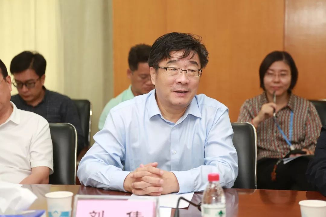 中国人民大学校长刘伟视察人大附中安全工作