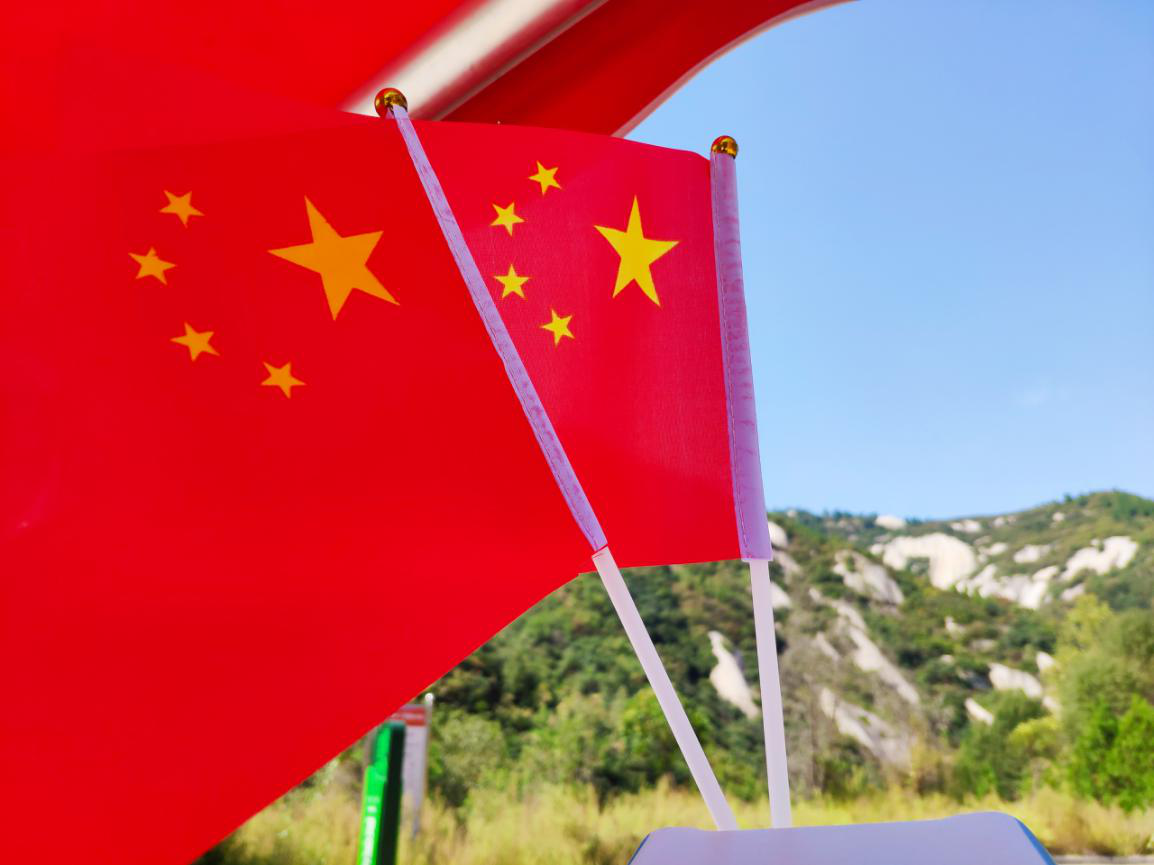 浓浓爱国情红旗飘飘在我心