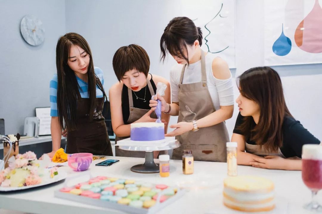 又大刀阔斧的开始了烘培课程的体验教学在自己的工作室成立即将满三年