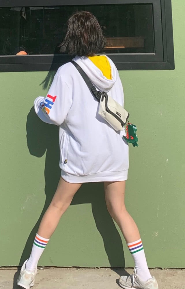 原创包子脸的李子璇被创1淘汰后给腿充值了穿半腿袜凹出筷子腿