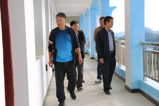 副县长周登印到黄泥塘镇敬老院长安医院调研相关工作