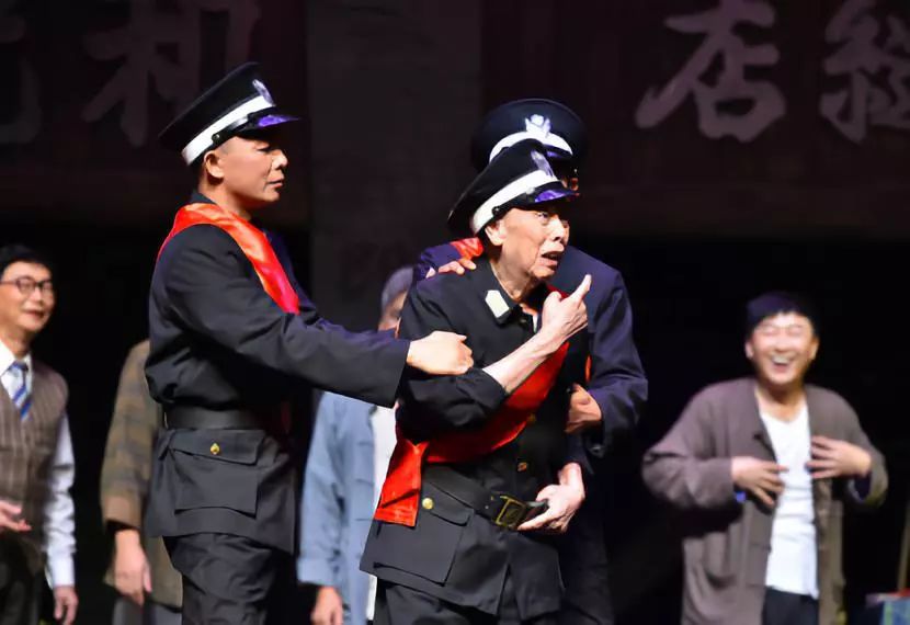 金医生,鸡公福等患难相扶的穷苦房客,与太子炳,八姑,三六九,周局长等
