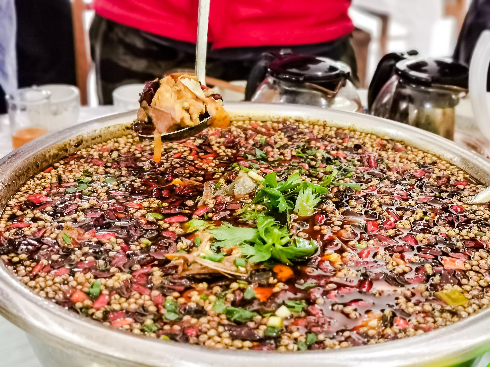 美食推荐: 武隆美食品种繁多,高山烤羊,羊肉火锅,碗碗羊肉,三叶土鸡