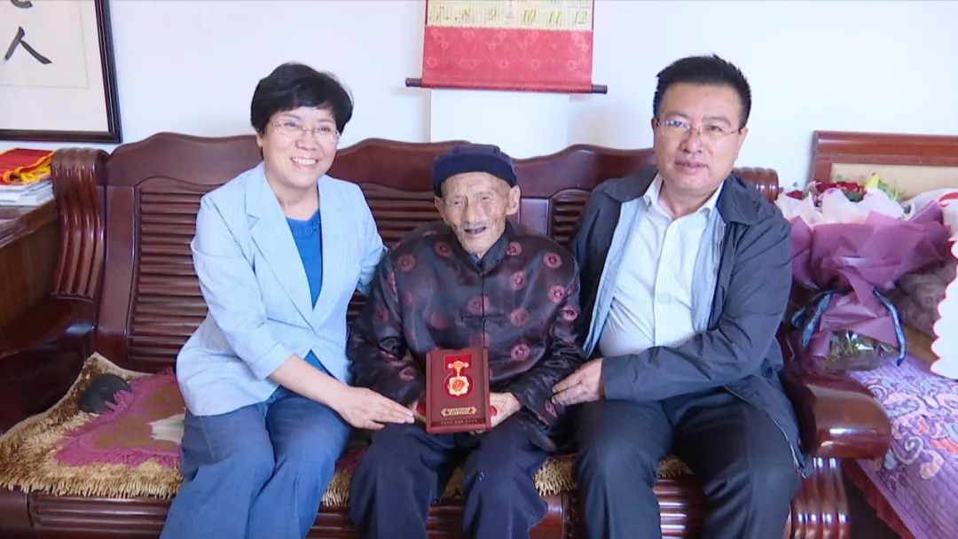 郑钰 刘力江为县退役老军人发放"庆祝中华人民共和国成立70周年"纪念