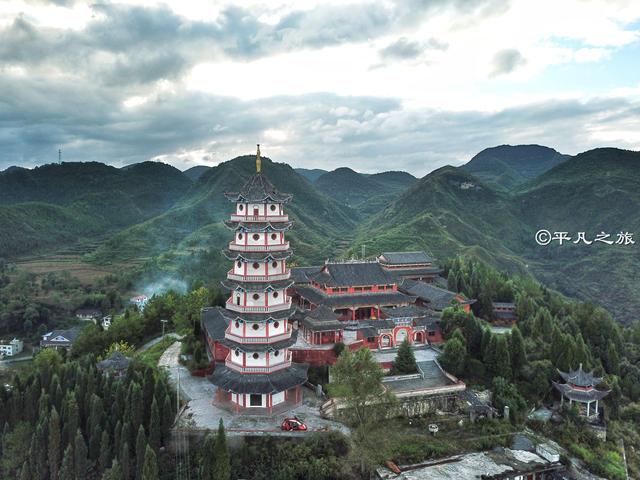 贵州这座建在山顶的寺庙风景美如画平时一般都没有游客