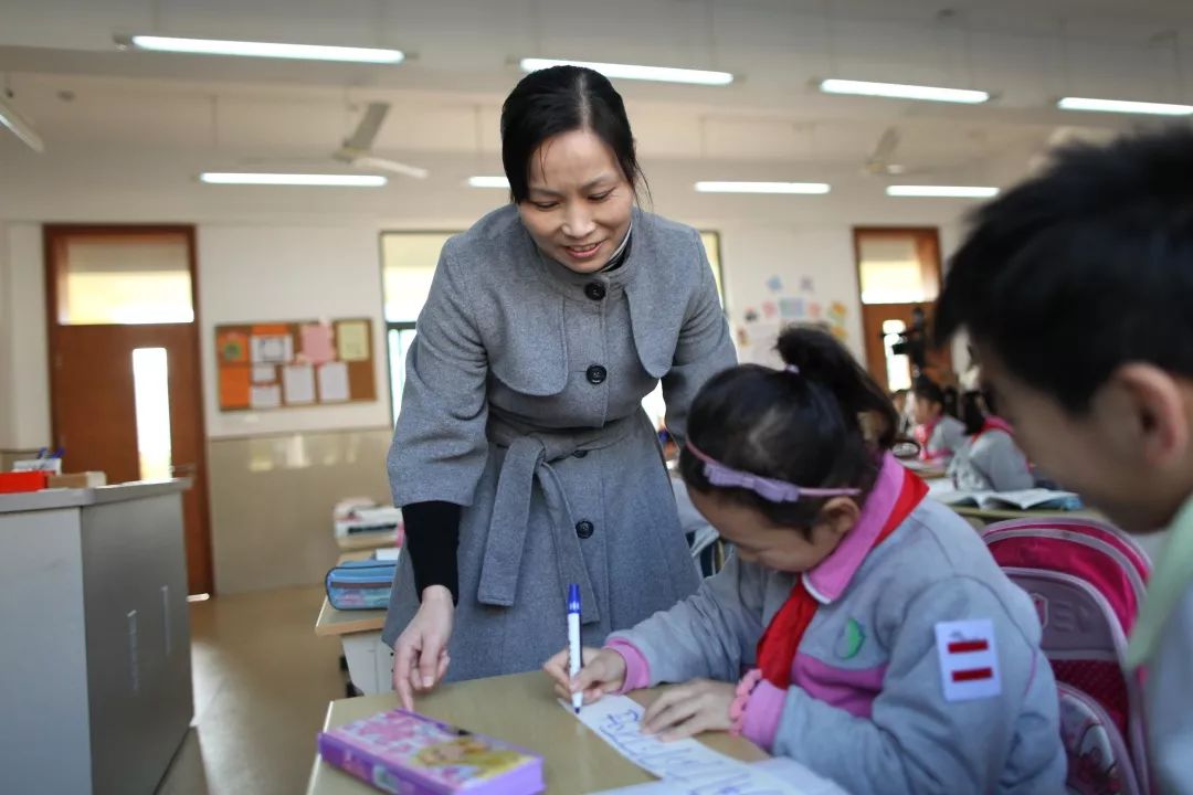 虹桥小学最美水滴教师