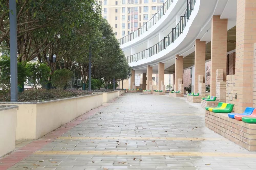家长热议的空港新城人和街小学落成啦!_校园