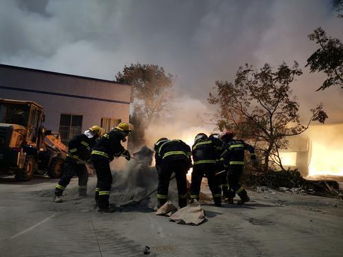 东莞桥头一镁合金工厂发生大火暂无人员伤亡