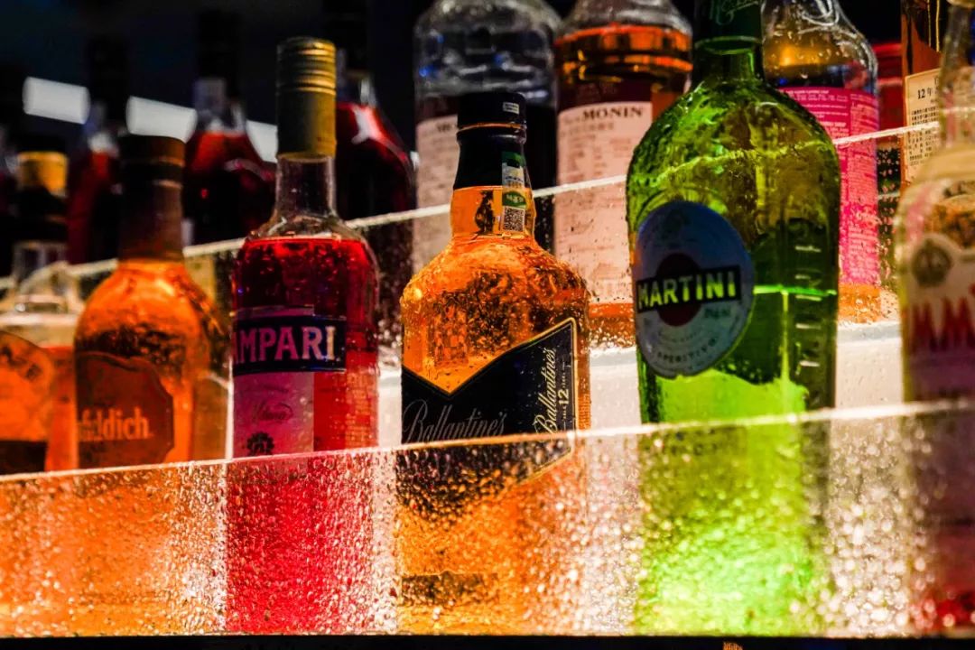 无论朗日或星空,在流水之上与好友小酌; 扶著观景台远望大海发呆; 或