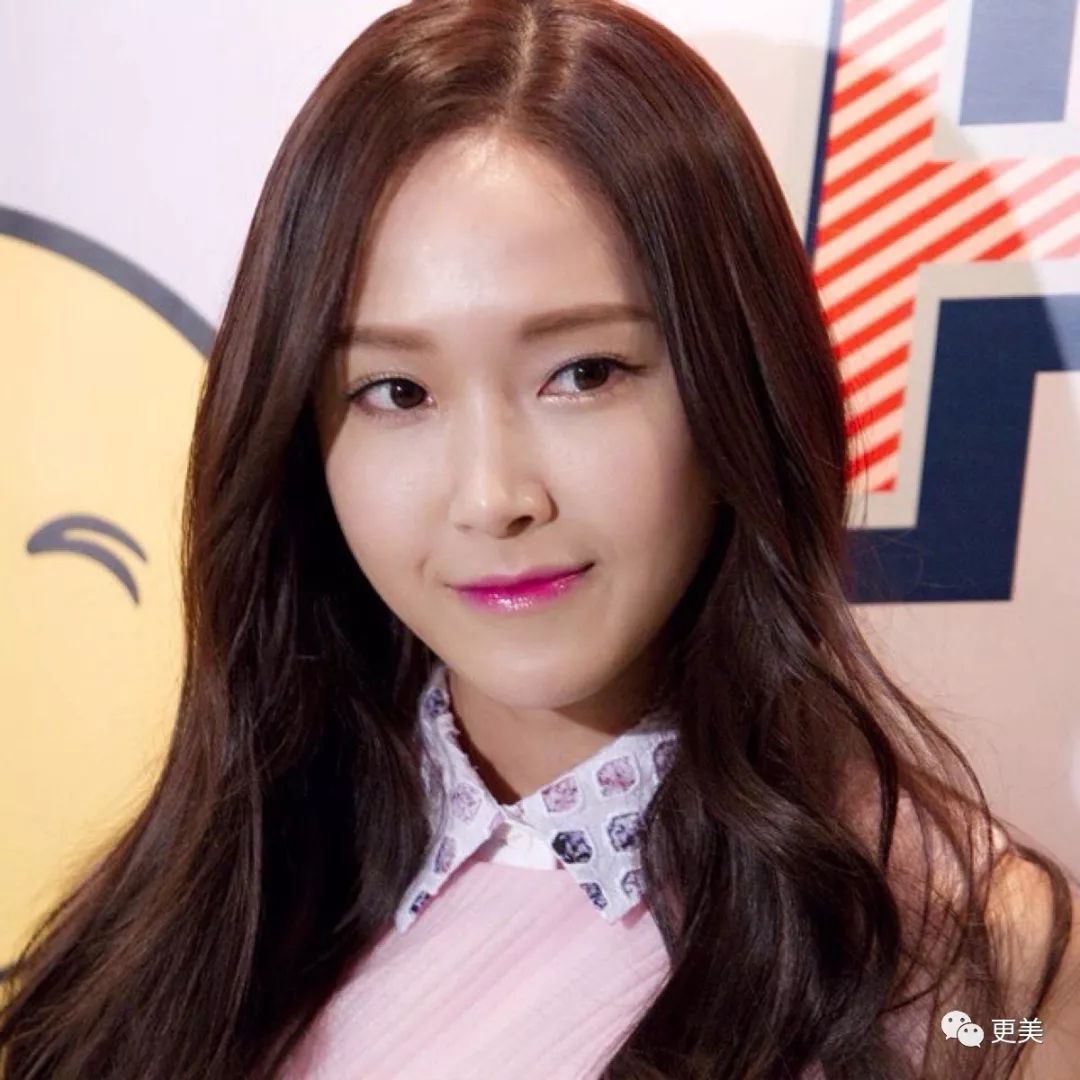 郑秀妍也是典型的薄唇,从一些角度看,嘴唇干瘪的感觉非常强烈,画裸色