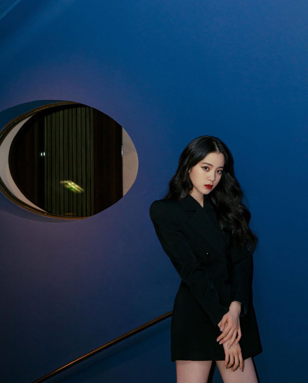 欧阳娜娜在法国巴黎出席2020时装秀