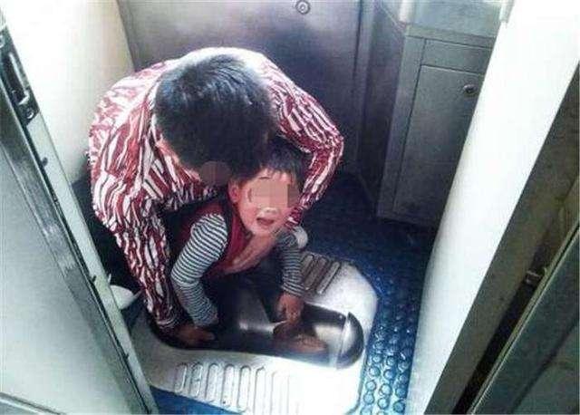 4岁孩子坐火车上厕所时发生意外网友家长怎么教育的