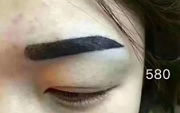 很舒服眉形设计是与脸型,气质相吻合的雾眉是很有立体感的线条眉是很