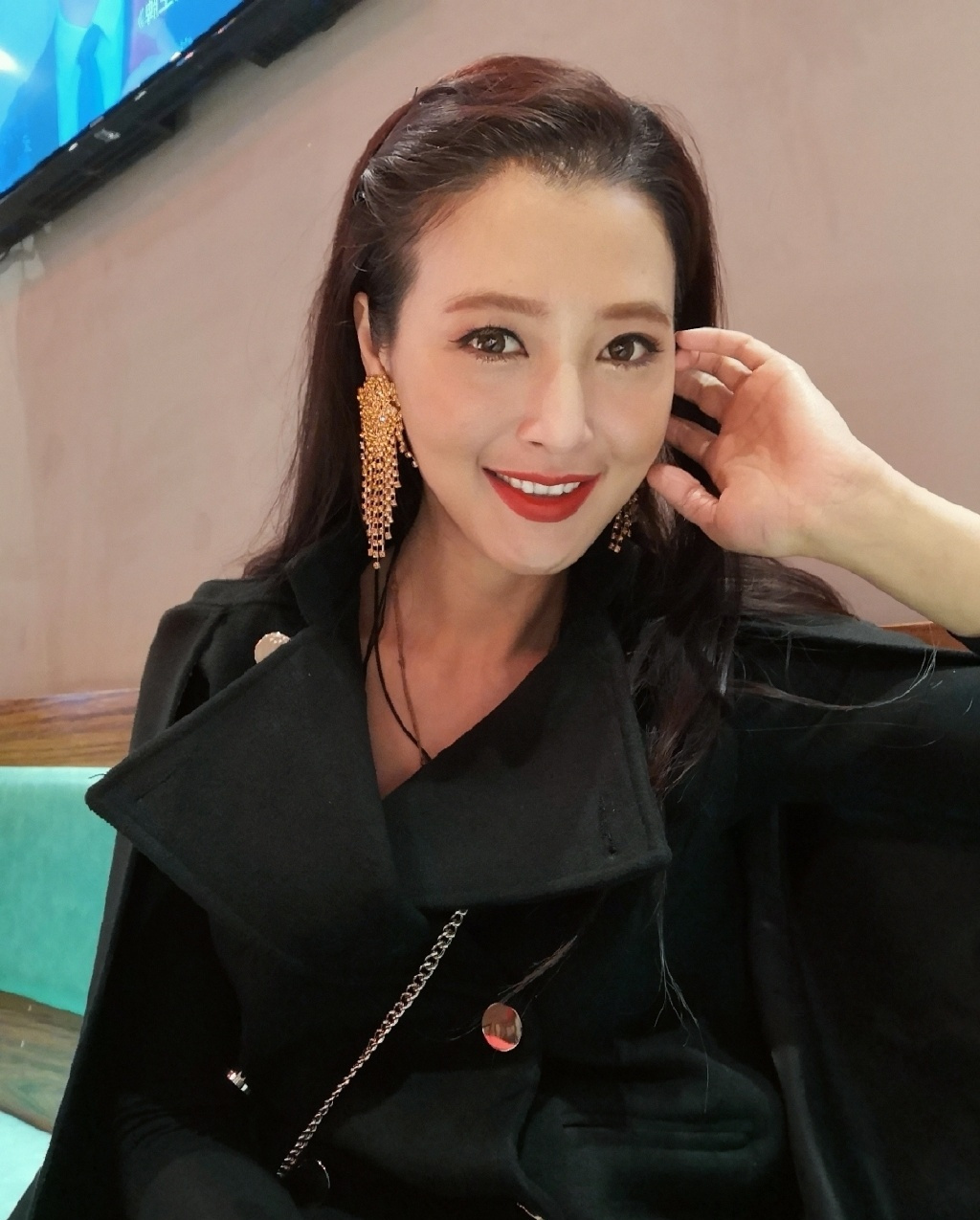 她是《孝庄秘史》小玉儿,颜值不输宁静,今35岁把自己活成了仙女