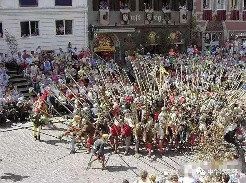 长矛和枪炮的碰撞详解冷兵器时代瑞士人的步兵方阵