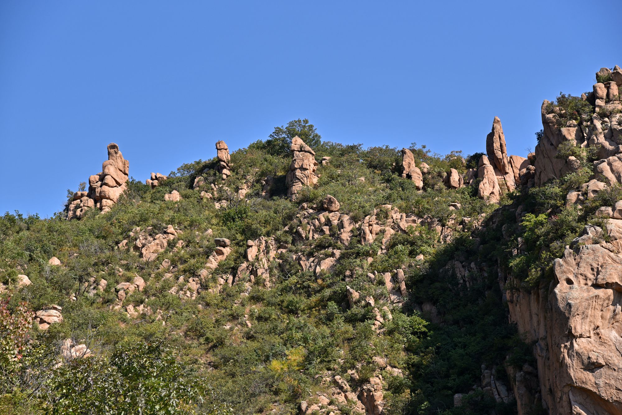 辽宁大黑山奇观,邢天峰上开天眼,巧合还是天意?