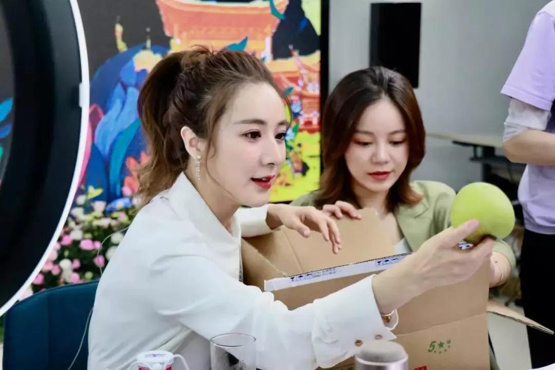 深夜淘宝直播,北上广都市丽人的购物场