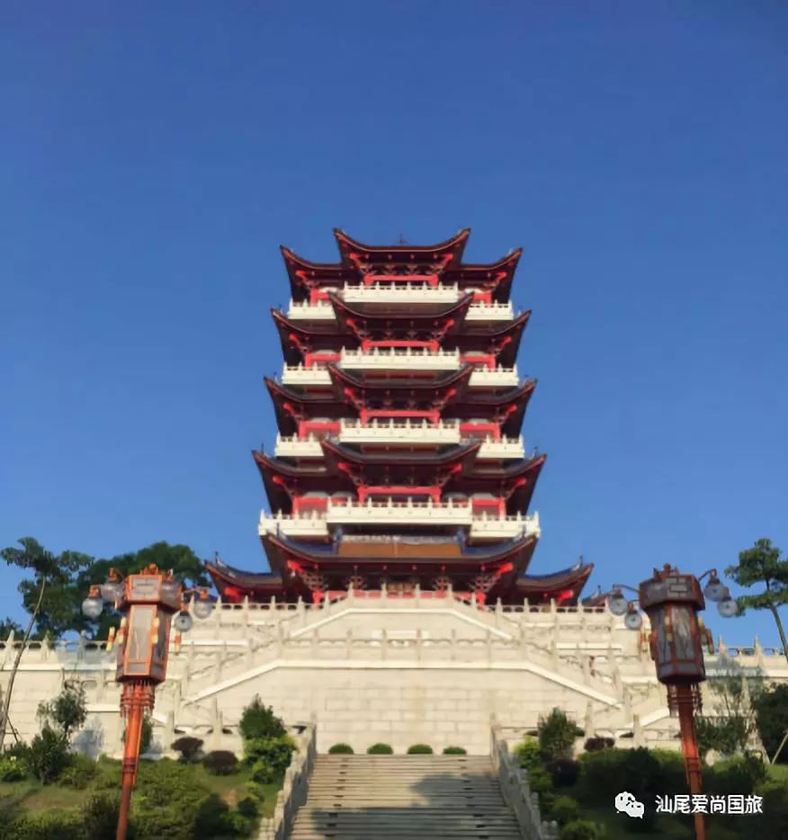 请于指定时间地点集合,乘坐空调旅游车前往中国旅游城市—韶关;到达后