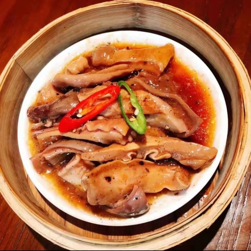 黑椒猪肚新鲜的猪肚加上黑椒的调味,不仅能够去腥,而且味道醇厚.