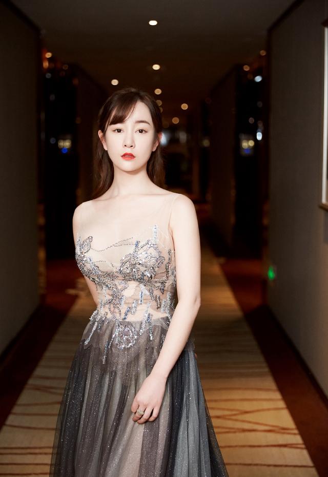 张檬晒泳装照尽显完美身材海边踏浪灿笑肌肤白皙胜雪