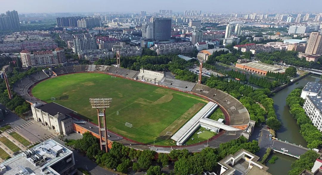 江湾体育场杨树浦水厂建成于1883年,建成后为远东最大的自来水厂.