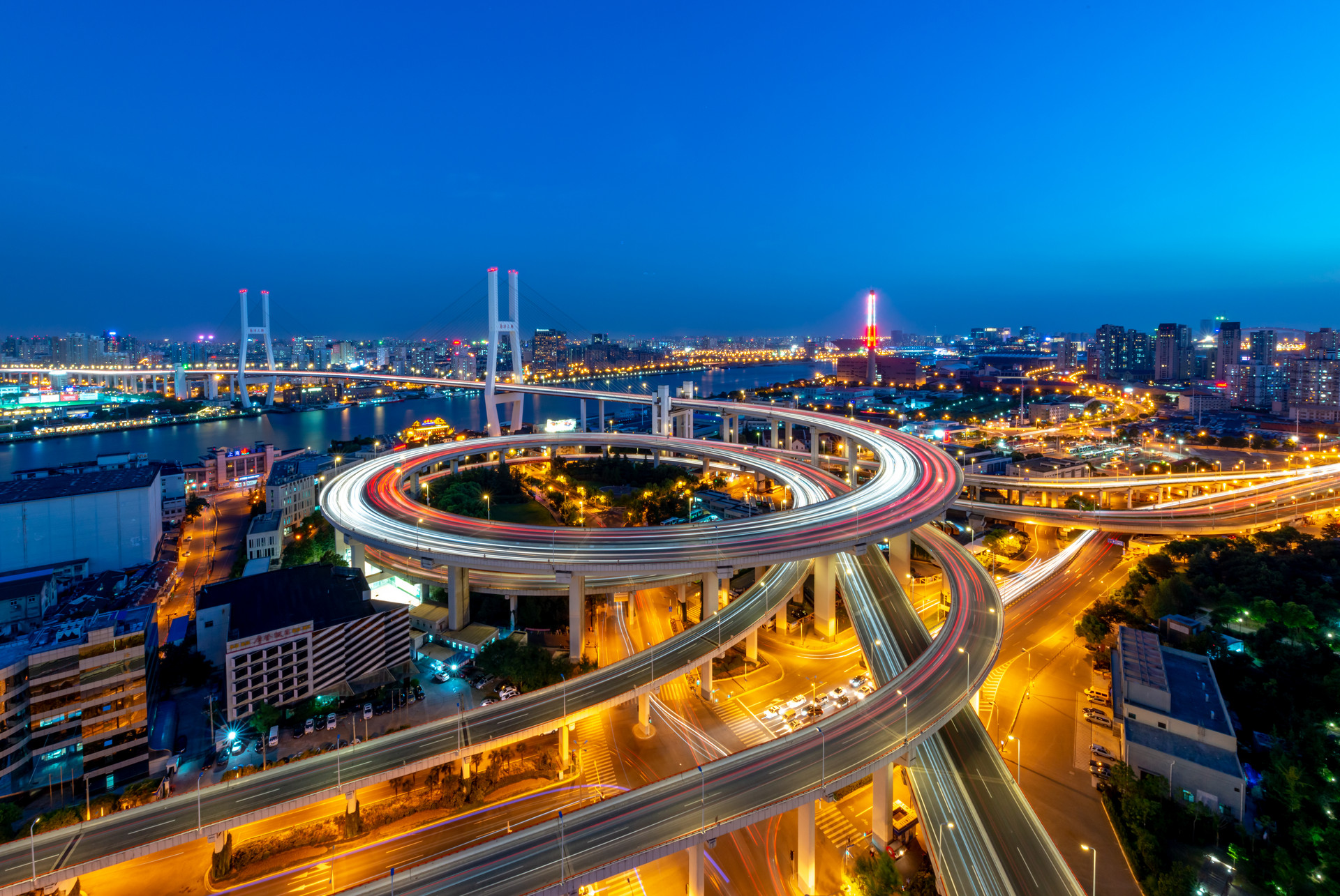 中国东部沿海地区城市经济韧性的空间差异及其产业结构解释