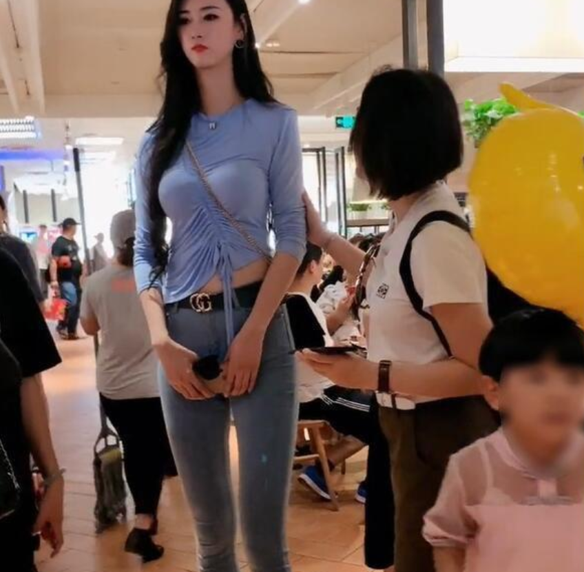 一米九的"女主播"商场吸睛,斜挎包包,效果惊艳!_身高
