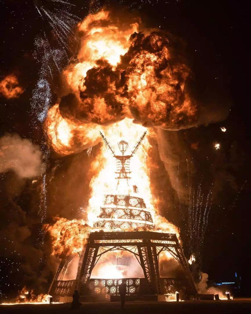 熊熊燃烧的火焰吐着红舌,冲天的火光倒映在每一个burner向往自由的