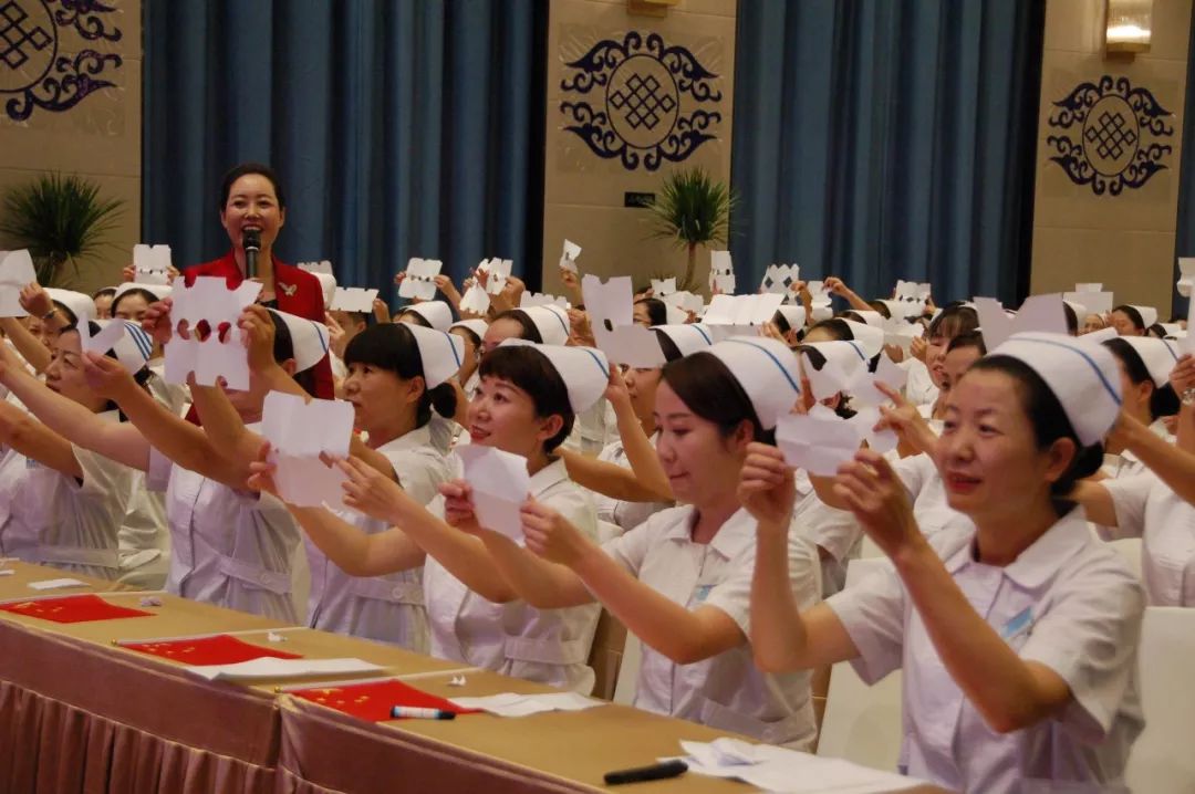 提高職業素養,做到禮儀先行_培訓