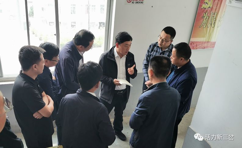 高威评翻看了县委组织部配发的学习读本,并强调,党员干部要充分用好