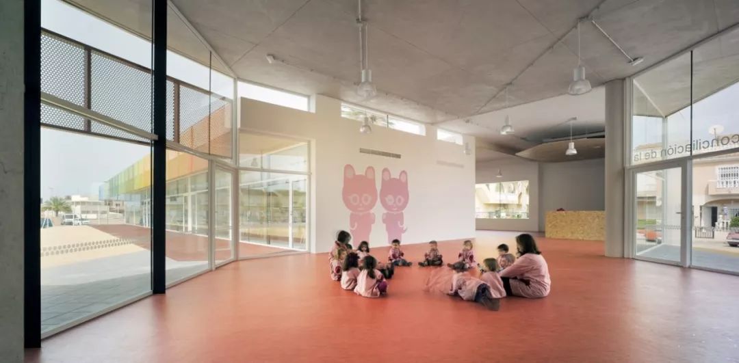 活动室采取的方形,圆形,马蹄形等非固定座位模式,容易形成轻松愉快