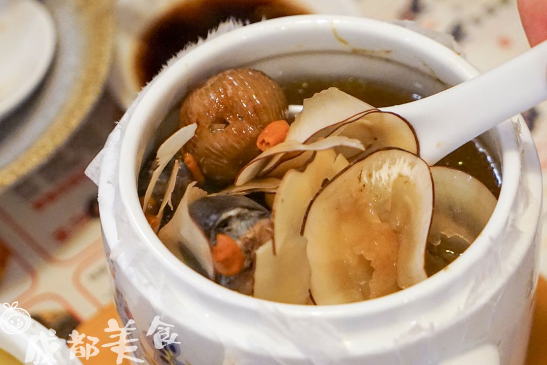 白胡椒猪肚炖鸡汤,下面真的很多胡椒颗颗,汤底奶味和嘎嘎都很足,喝到