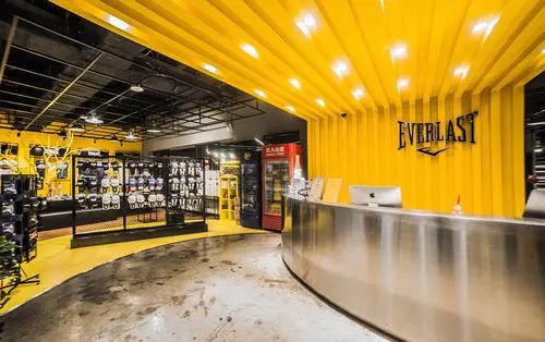 logo三叶草蓝形象的形象店;另外everlast官方授权的上海首家集格斗