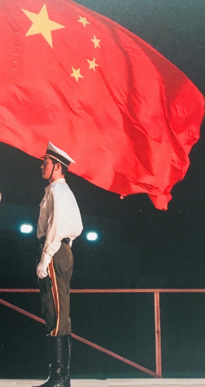 朱一龙军装又飒又酷 是我们一身正气的护旗手龙哥了