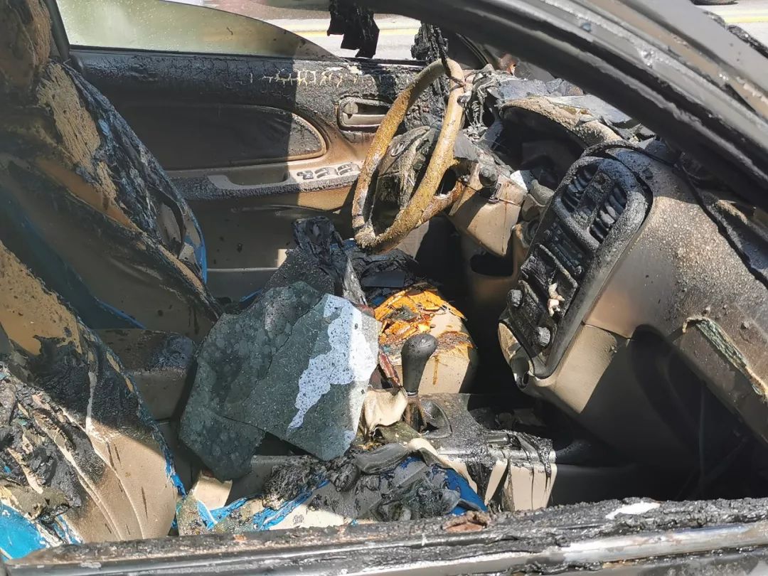 刚刚,广元一辆出租车自燃!