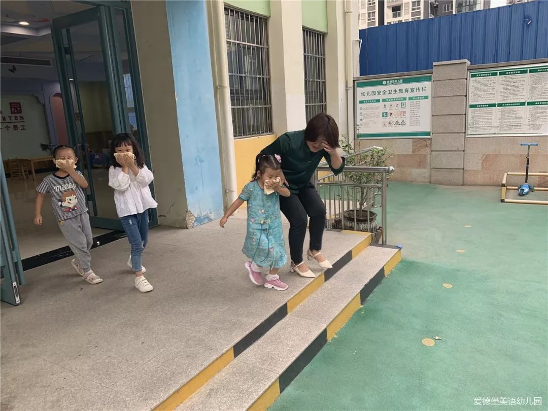 消防安全我们在行动周口爱德堡幼儿园消防演习