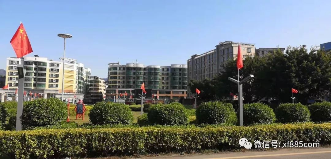 国庆将至,新丰街道焕然一新,国旗在风中飘扬...._母亲