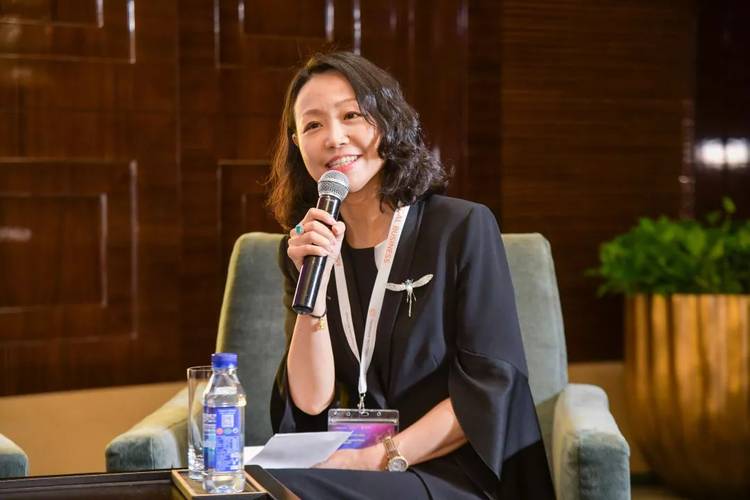 讨论进入白热化,主持人邢冬梅律师结合自身经验进行了简短有力的中场