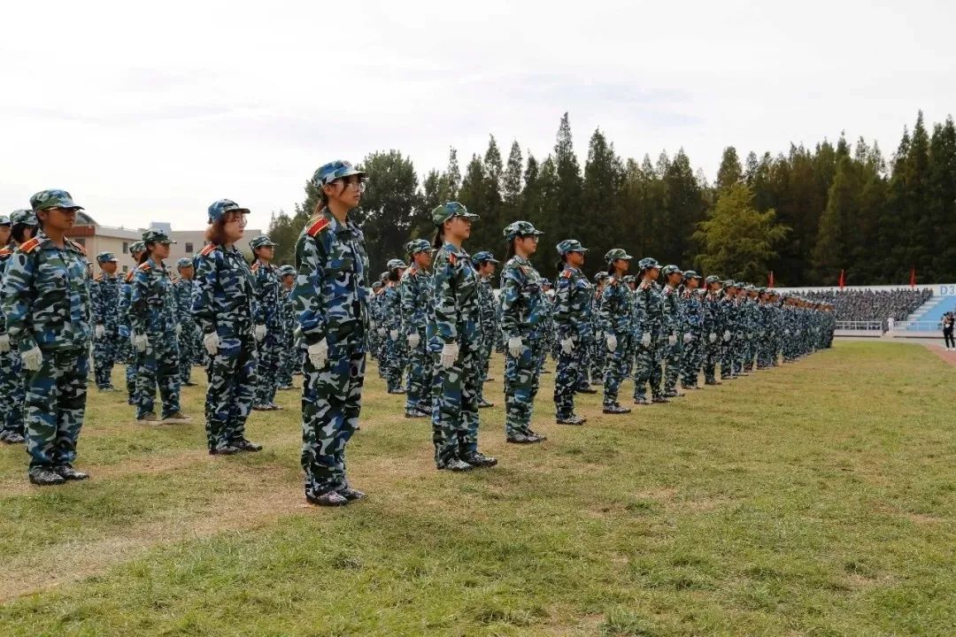 停止間動作表演感受著大工學子的愛國情懷和精神風貌大工軍訓成果彙報