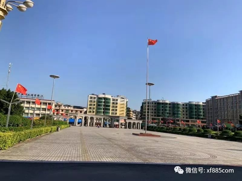 国庆将至,新丰街道焕然一新,国旗在风中飘扬...._母亲