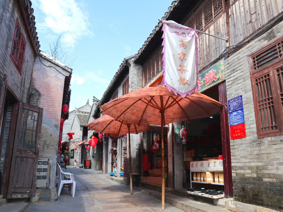 淮安河下古镇的老字号,百年老店的崭新牌匾,能不整齐划一吗?