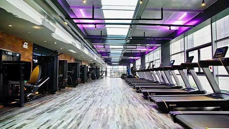 震惊天台居然有这样的健身房自带阳光星空顶泳池而且首年免费