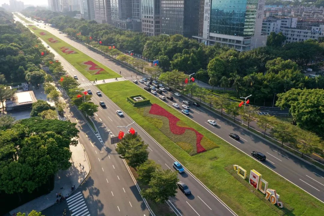 热泪盈眶深圳街头被这一抹红色刷屏