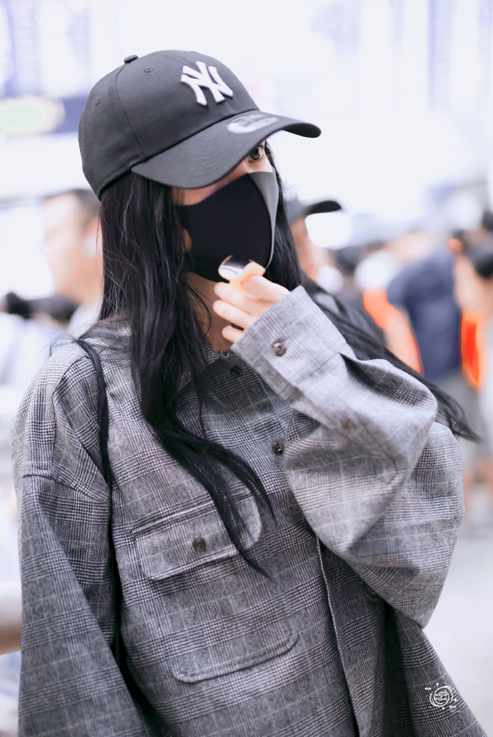 像杨幂这样戴棒球帽后果很真实了你或许也在这样戴