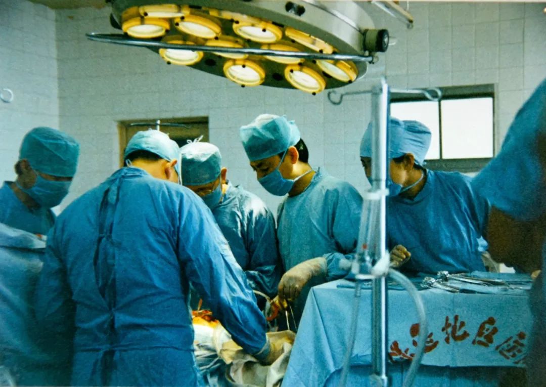 80年代末90年代初普外手术抢救患者(摄影:姚占刚)80年代骨科联合手术
