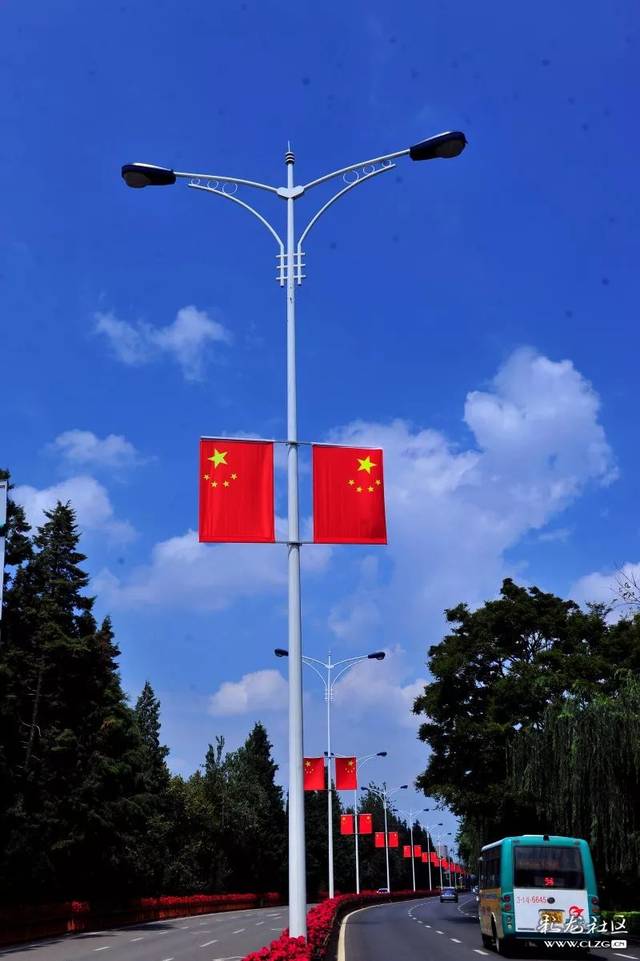 影拾光图自彩龙社区@憶影拾光在网友所发布帖子中,除了道路两侧的路灯