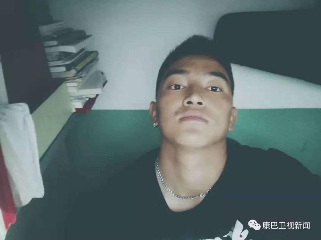 咦?大家看到扎西仁青这张照片背景的时候,是不是很眼熟?